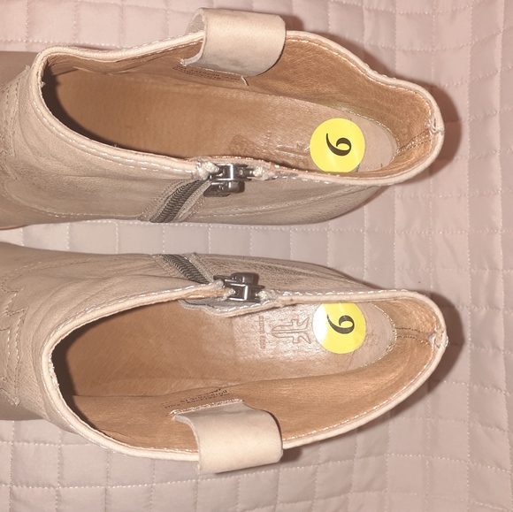 FRYE Women's Sz. 9 Tan Leather Booties EUC' - Picture 4 of 7